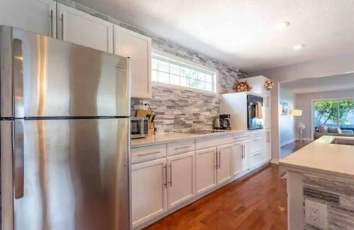 Port Weller House | Renovated Lakeside Niagara Home w/hot tub/fire pit