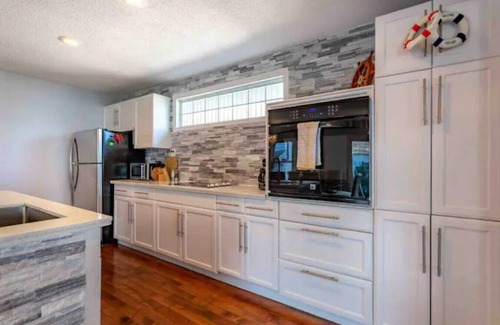 Port Weller House | Renovated Lakeside Niagara Home w/hot tub/fire pit