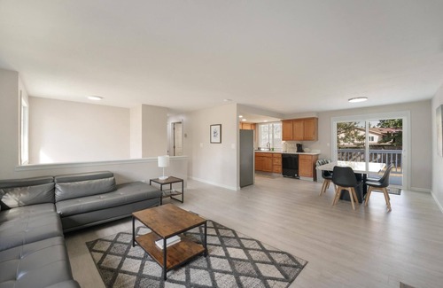 Federal Way House | Renovated Large Home w/Big Yard on Private Street