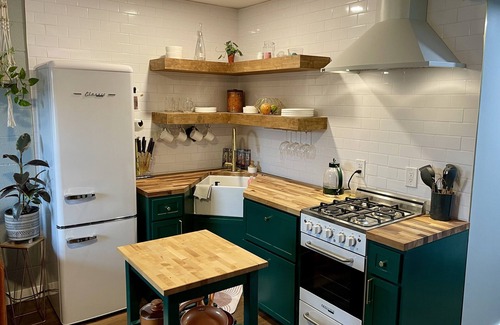 Cherrywood Condo | Renovated MidCentury Condo