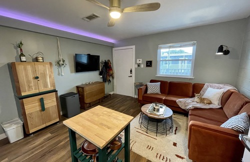 Cherrywood Condo | Renovated MidCentury Condo