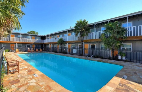 Cherrywood Condo | Renovated MidCentury Condo