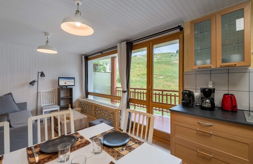 Courchevel Apartment | Renovated modern apartment with direct access to slopes and balcony in Courchevel