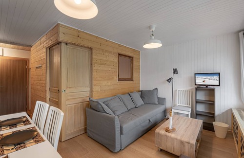 Courchevel Apartment | Renovated modern apartment with direct access to slopes and balcony in Courchevel