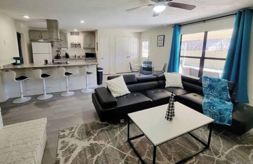 Allen House | Renovated Modern Home W/ 1GWi-Fi