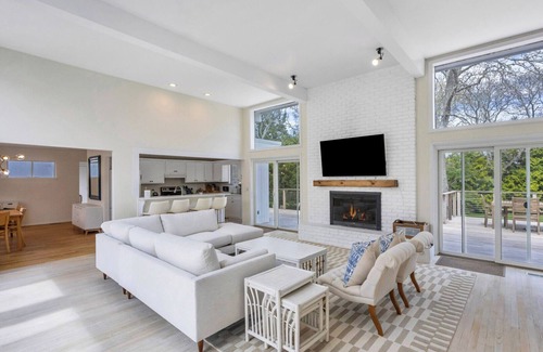 Village of East Hampton House | Renovated modern mid-century ranch, polished landscaping, heated saltwater.