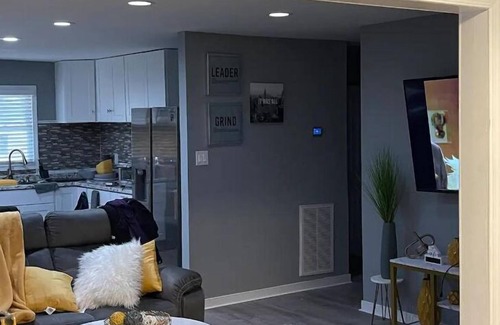 North Chesterfield House | Renovated Modern Stylish “Vibrant” 4bdrm Home