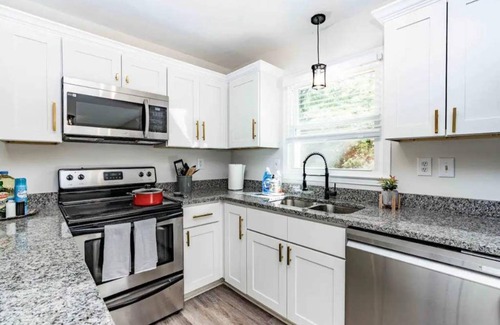 North Raleigh House | Renovated N Raleigh home w firepit wifi & king bed