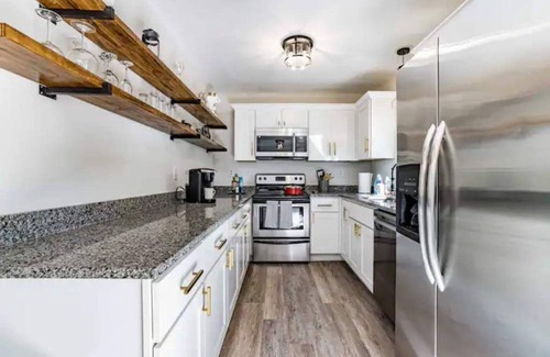 North Raleigh House | Renovated N Raleigh home w firepit wifi & king bed