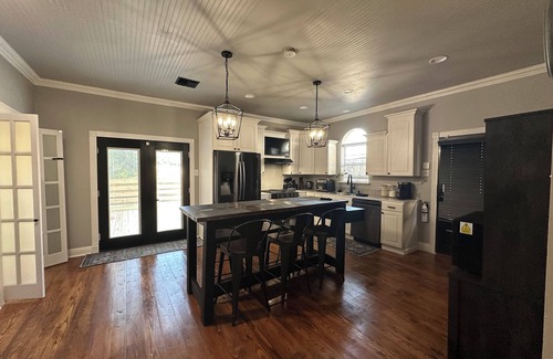 Lafayette House | Renovated & Newly Refined~ w/Front porch & w/Back deck charm~ Scott/Lafayette