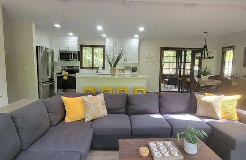 East Stroudsburg House | Renovated open-Concept Pocono Home Game Room, Walk to Pool, Tennis Close to All