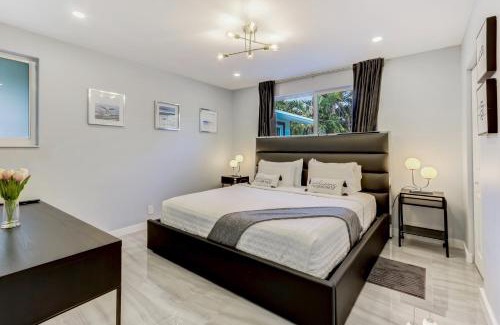 Hallandale Beach House | Renovated professional design, grill lake view!