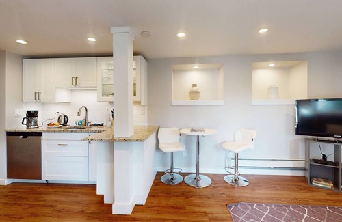 North Queen Anne House | Renovated Queen Anne Escape | Smart TV, Parking, Patio & Walkable Locale
