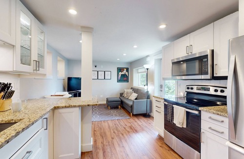North Queen Anne House | Renovated Queen Anne Escape | Smart TV, Parking, Patio & Walkable Locale