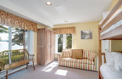 Bracebridge Cottage | Renovated Retreat:10ppl-Lakefront-Sauna-Kayaks