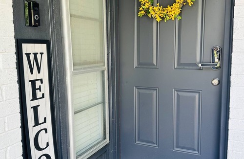 Carrollton House | Renovated retreat 5 minutes or less from hospitals, highways, & foodie markets!