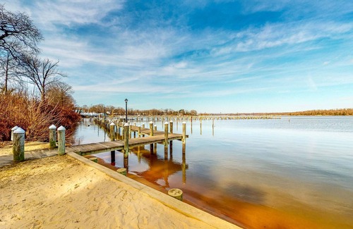 Earlville House | Renovated Retreat with Firepit and Dock Access