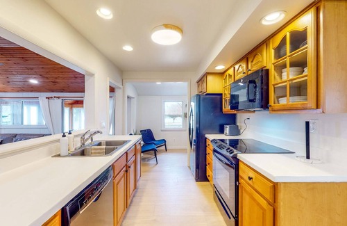 Earlville House | Renovated Retreat with Firepit and Dock Access