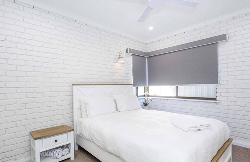 South Yunderup House | Renovated River Frontage with Private Jetty, Tennis Court, Pool Table. Free WIFI