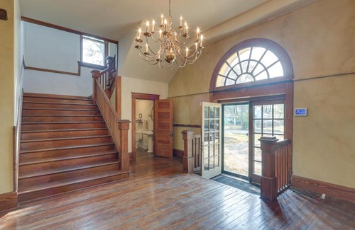 Florence House | Renovated Schoolhouse with Piano and Private Deck!