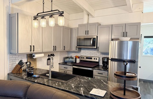 Mammoth Lakes House | Renovated & spacious 2 bed/2 bath Condo with Mountain Views - near Eagle Lodge