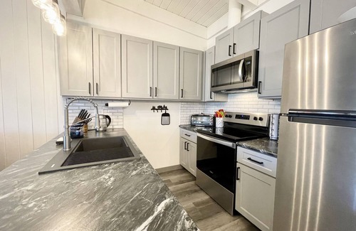 Mammoth Lakes House | Renovated & spacious 2 bed/2 bath Condo with Mountain Views - near Eagle Lodge