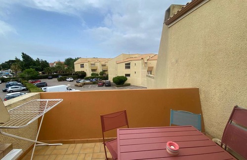 Marseillan Plage Apartment | Renovated Studio Cabin Mezzanine with Terrace, Parking & Pets Allowed – Sleeps 4