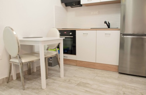 Donji Grad Apartment | Renovated Studio w Floor Heating 65" TV, Washer & Tumble Dryer