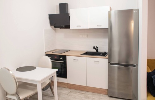 Donji Grad Apartment | Renovated Studio w Floor Heating 65" TV, Washer & Tumble Dryer