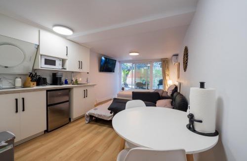 Cote-Des-Neiges—Notre-Dame-De-Grace Apartment | Renovated Studio w Parking Queen Bed and Sofa Bed