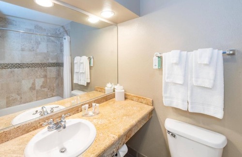Rancho Santa Fe Hotel | Renovated Suite l Perfect for Scenic Golf Retreats, Tennis, Resort-style Pool