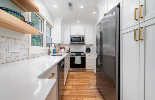 Tarpon Pond House | Renovated Tarpon Pond Cottage! Sunroom! Fairway Views! Amenity Cards!