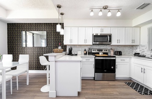 Delray Beach House | Renovated Townhome with King & Lakeview