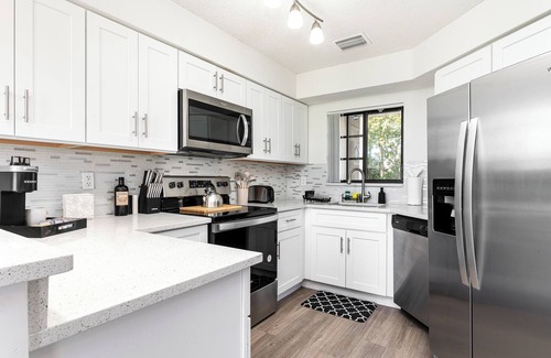Delray Beach House | Renovated Townhome with King & Lakeview