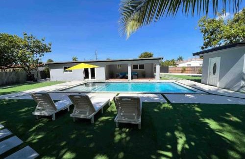 Ludlam Apartment | Renovated Villa Resort style pool, BBQ & Ping Pong patio