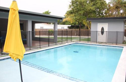 Ludlam Apartment | Renovated Villa Resort style pool, BBQ & Ping Pong patio