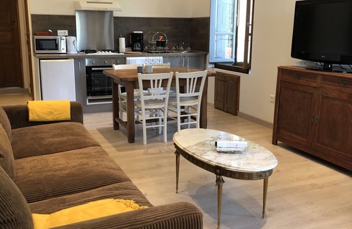 Cargiaca Condo | Renovated village apartment