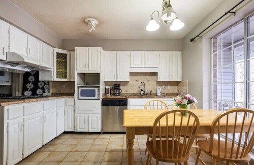 Guildford House | Renovation at December 2021. 5 minutes to highway 17 and highway 1.