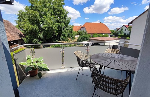 Hartershofen Apartment | Renoviertes Polizeigebäude mit Balkon, Bahnhaltestelle, 6km Nach Rothenburg odT