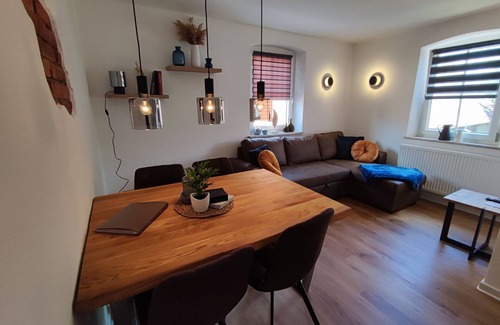 Hartershofen Apartment | Renoviertes Polizeigebäude mit Balkon, Bahnhaltestelle, 6km Nach Rothenburg odT