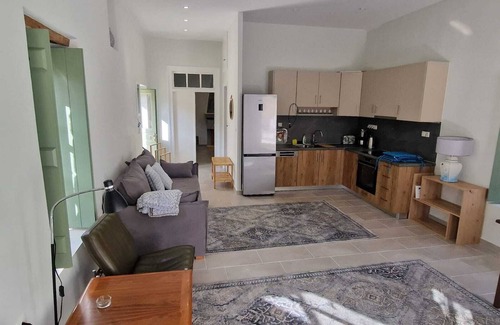 Leonidio Apartment | Renoviertes Steinhaus im Zentrum von Leonidion mit Zwei Wohneinheiten