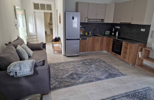 Leonidio Apartment | Renoviertes Steinhaus im Zentrum von Leonidion mit Zwei Wohneinheiten