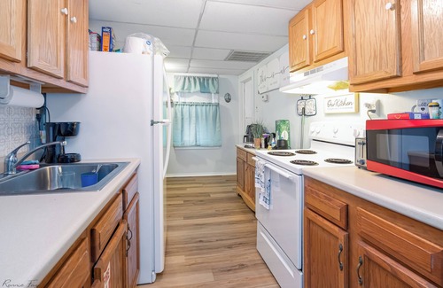 Wildwood House | Rent 18 + 3 bedroom home 1 block from beach 5 minute walk to convention center!