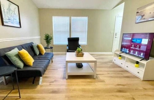 Acton House | *RENT 2 HOMES* 6 Bedrooms, 3.5ba, Sleeps 18!