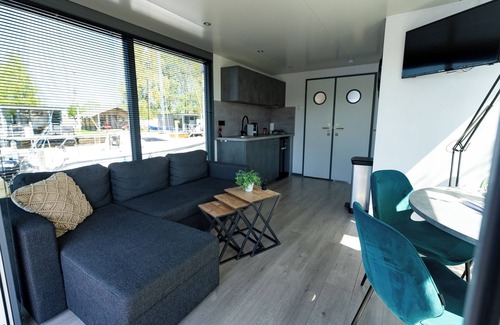Heeg House | Rent a Luxury Houseboat in and on the water in the water sports village of Heeg!