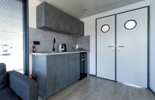 Heeg House | Rent a Luxury Houseboat in and on the water in the water sports village of Heeg!