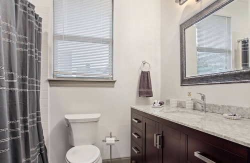 Broadmoor House | Rent My NOLA Sapphire, 5BR Modern Beauty!