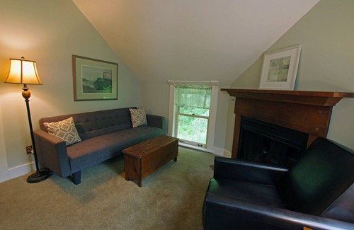 Wilmington House | Rent the Carriage House at The WiIlmington Inn-all property amenities included!