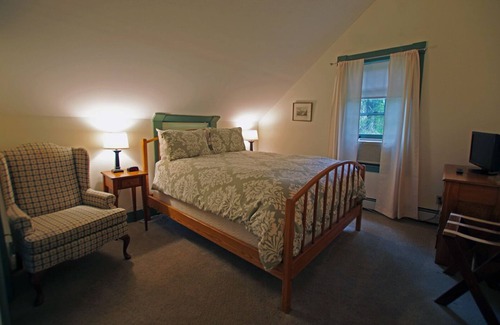 Wilmington House | Rent the Carriage House at The WiIlmington Inn-all property amenities included!