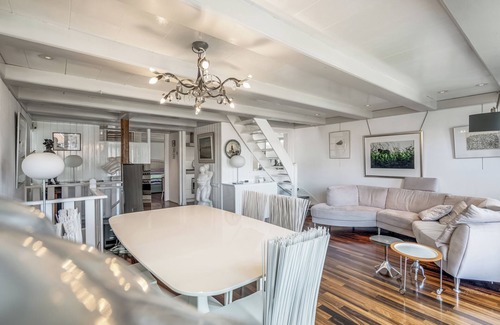 Monnickendam House | Rent The Dutch Buoy, gorgeous 17th century canal house, 8 kms from Amsterdam.